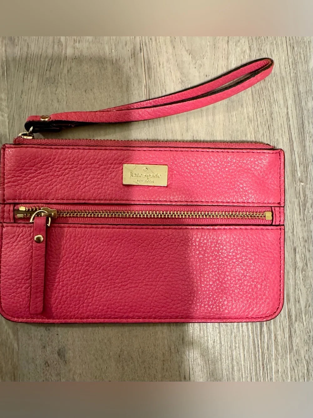 Kate Spade New York women's pink leather Wristlet, Excellent condition. Smoke-fr